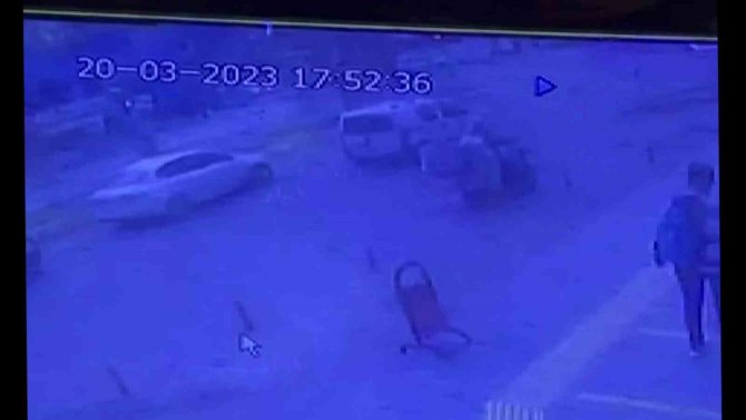 Kırmızı Işıkta Bekleyen Araca Silahlı Saldırının Görüntüleri Ortaya Çıktı