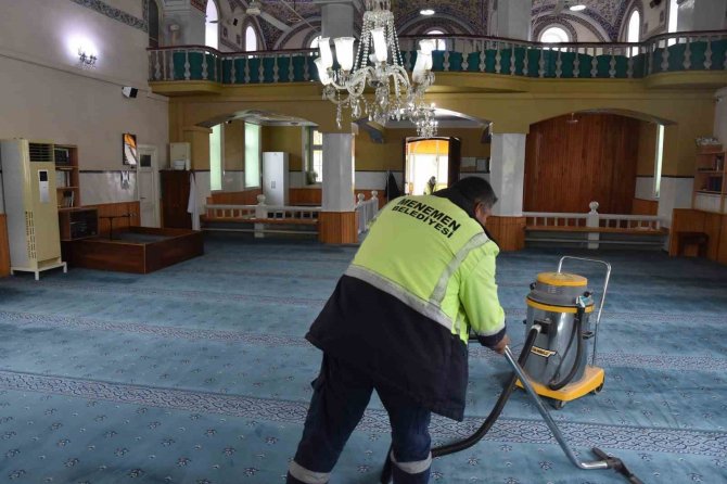 Menemen’de Ramazan Öncesi Camilerin Temizliği Hızlandı