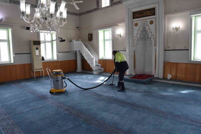 Menemen’de Ramazan Öncesi Camilerin Temizliği Hızlandı