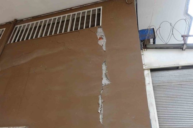 Diyarbakır’da Esnaf Ağır Ve Orta Hasarlı Binaların Altında Kepenk Açtı