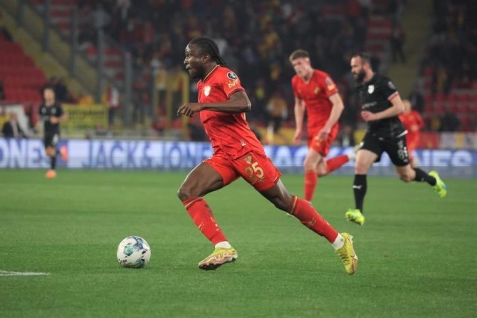 Göztepe’nin Yeni Transferi Dikkatleri Çekti