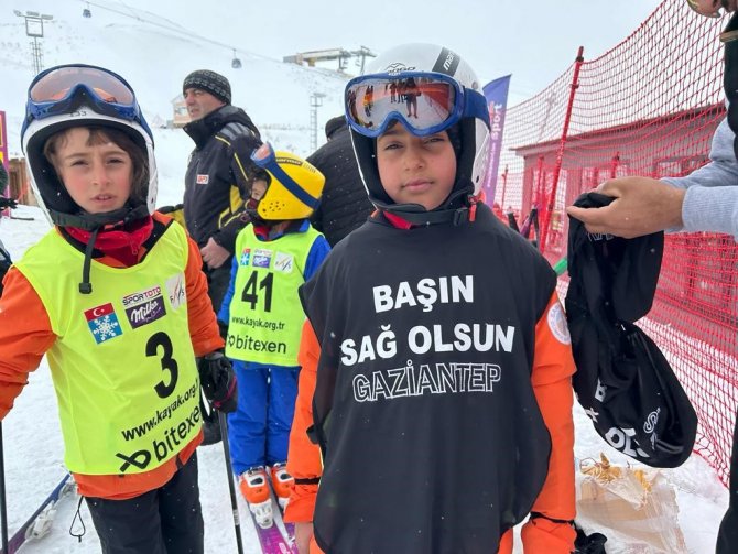 Minik Kayak Severler Depremde Hayatını Kaybedenleri Yarışarak Andı