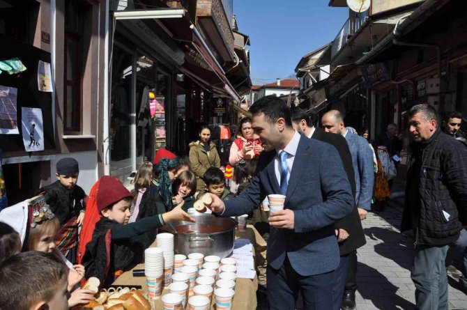 Minikler Çanakkale Şehitlerinin Son Yemek Menüsünü Dağıttı