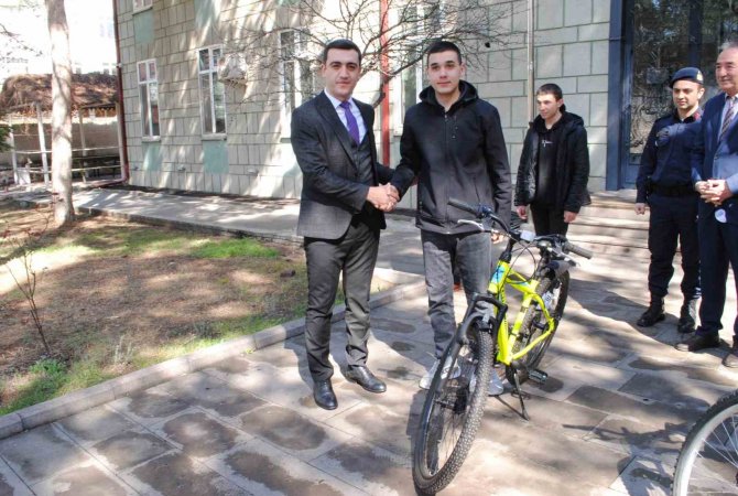 Başarılı Öğrencilere Bisiklet Hediye Edildi