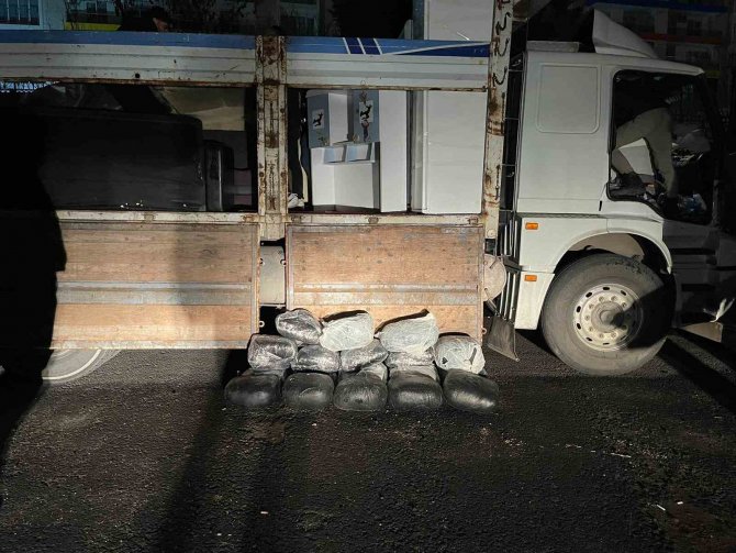 Nakliye Yapılan Kamyonun İçindeki Buzdolabından 81 Kilo Skunk Ele Geçirildi: 4 Kişi Tutuklandı