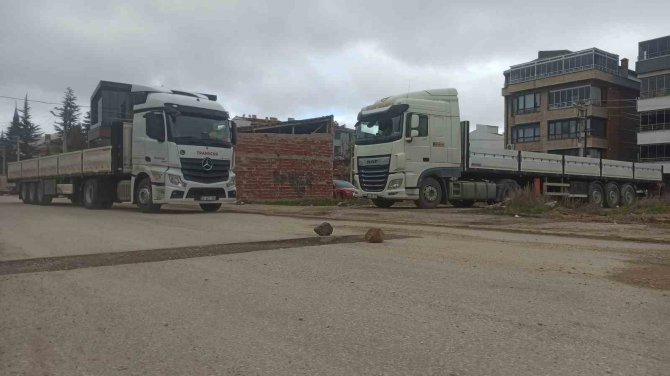 Bozuk Yola ‘Taşlı’ Önlem Şaşırttı