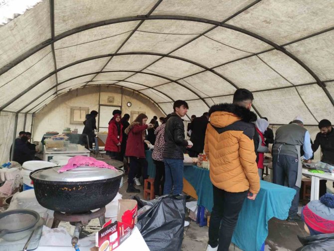 Öğrencilerden Depremzedeler İçin Yardım