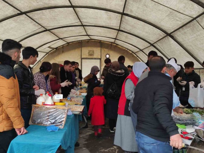 Öğrencilerden Depremzedeler İçin Yardım