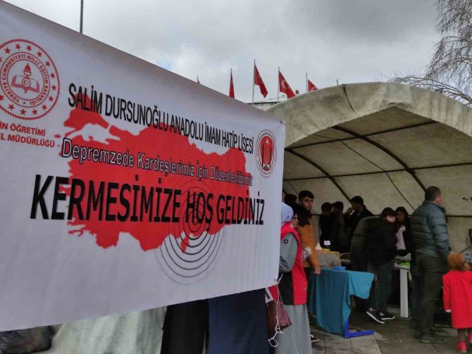 Öğrencilerden Depremzedeler İçin Yardım