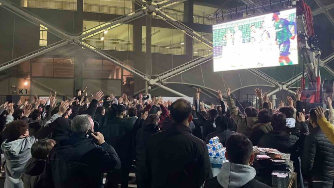 Cezaya Rağmen Takımlarını Yalnız Bırakmadılar