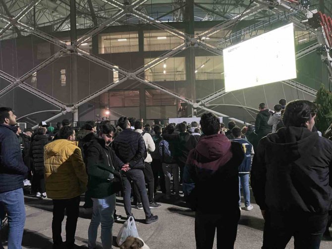 Cezaya Rağmen Takımlarını Yalnız Bırakmadılar