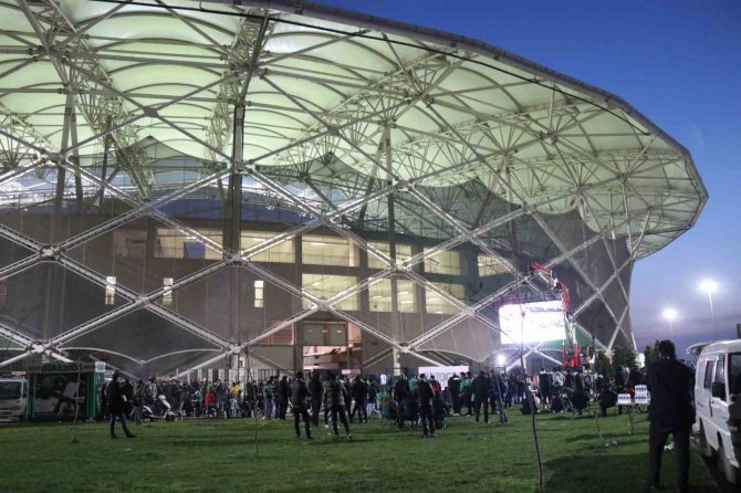 Cezaya Rağmen Takımlarını Yalnız Bırakmadılar