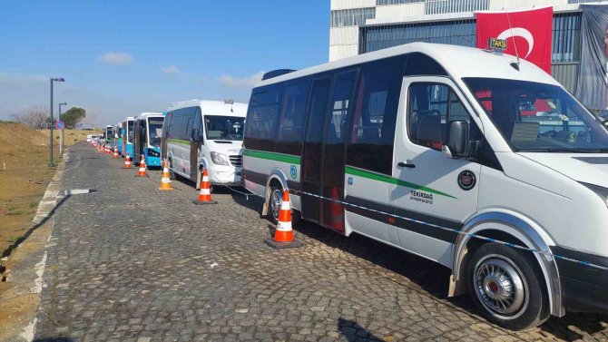 Sabahın Köründe Belediye Binasını Sarıp Kontak Kapattılar