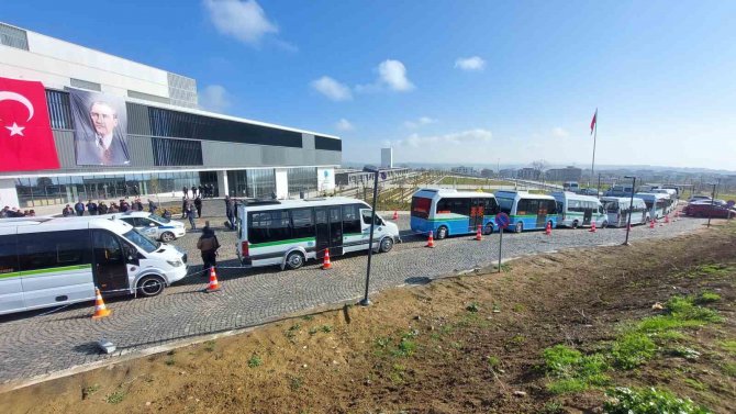 Sabahın Köründe Belediye Binasını Sarıp Kontak Kapattılar