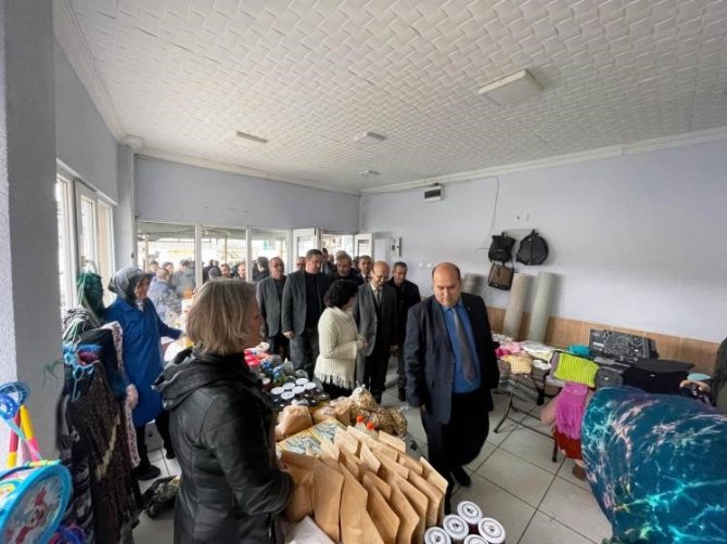 Osmaneli’nde Depremzede Aileler Yararına Hayır Çarşısı Kuruldu