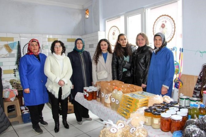 Osmaneli’nde Depremzede Aileler Yararına Hayır Çarşısı Kuruldu