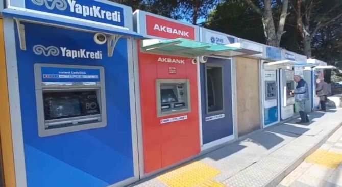 Parke Taşıyla Banka Atm’lerini Tahrip Etti