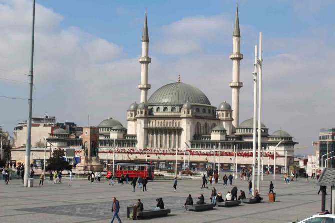 Taksim Camii’nin Dijital Mahyası Asıldı