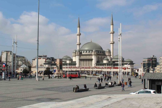 Taksim Camii’nin Dijital Mahyası Asıldı