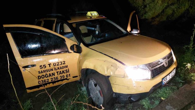 Duraktaki Taksiyi Çalan Şahıs Kovalamacada 3 Polis Aracına Çarpıp Bahçeye Uçtu: 1’i Polis 2 Yaralı