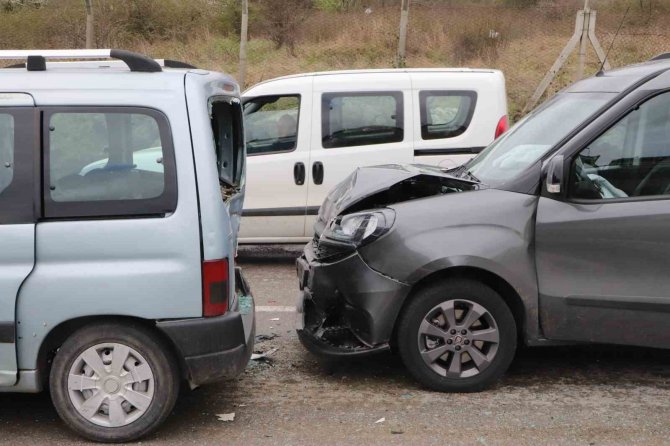 4 Aracın Karıştığı Zincirleme Trafik Kazası: 2 Yaralı