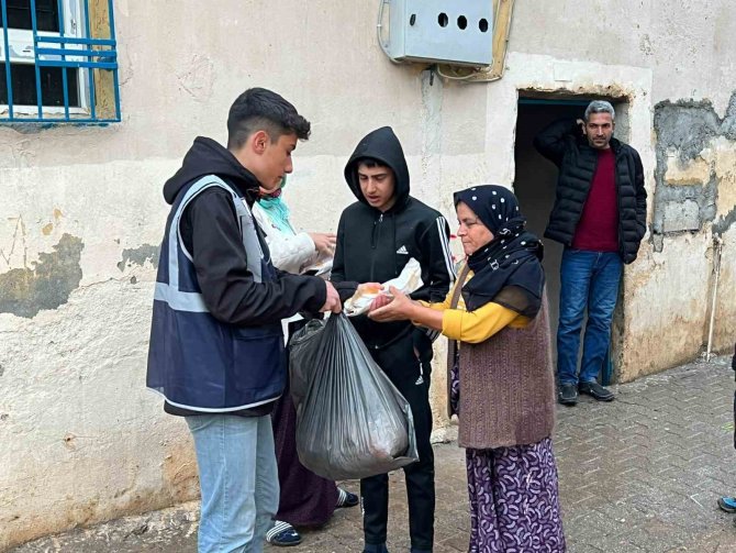 Selden Etkilenen Vatandaşlara Yemek Dağıtımı