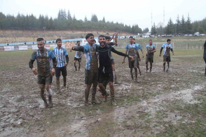 Şampiyonluğu Çamura Yatarak Kutladılar