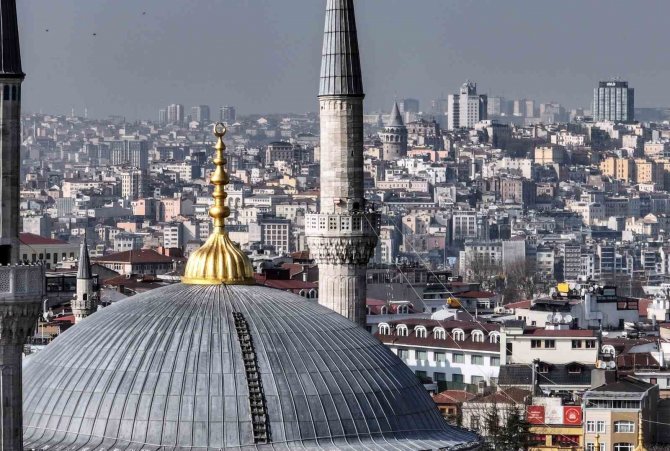 Sultanahmet Camii’nin Mahyası Asıldı: "Hoş Geldin 11 Ayın Sultanı"