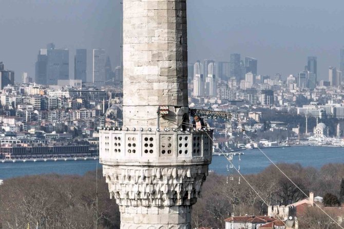 Sultanahmet Camii’nin Mahyası Asıldı: "Hoş Geldin 11 Ayın Sultanı"