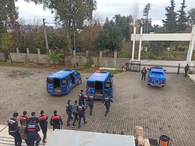 Antalya’da Evlere Girip Vatandaşların Eşyalarını Çalan Hırsızlar Yakalandı