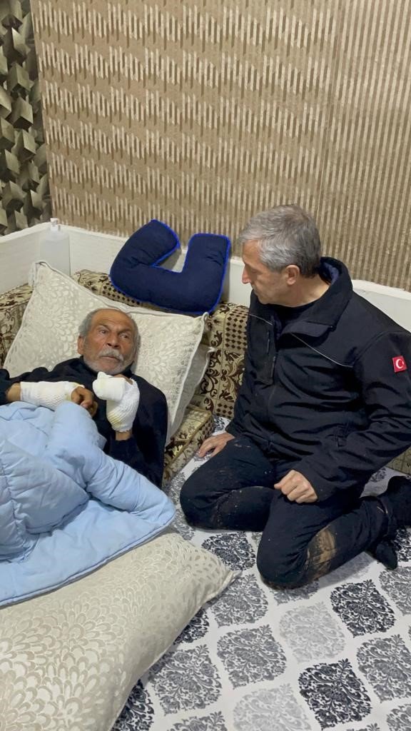 Tahmazoğlu Sele Kapılan Reşat Ayva’yı Evinde Ziyaret Etti