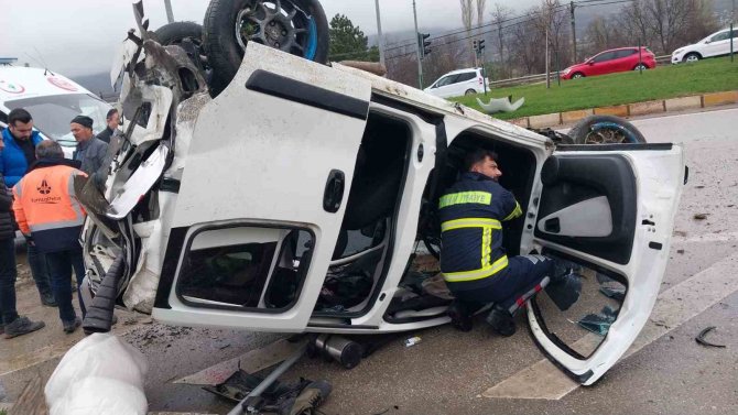 Devrilen Araçta Anne Öldü, Eşi Ve Oğlu Yaralandı