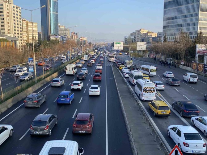 İ̇stanbul’da Haftanın İlk İş Gününde Trafik Yoğunluğu Yaşandı