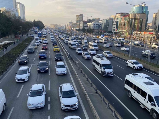 İ̇stanbul’da Haftanın İlk İş Gününde Trafik Yoğunluğu Yaşandı