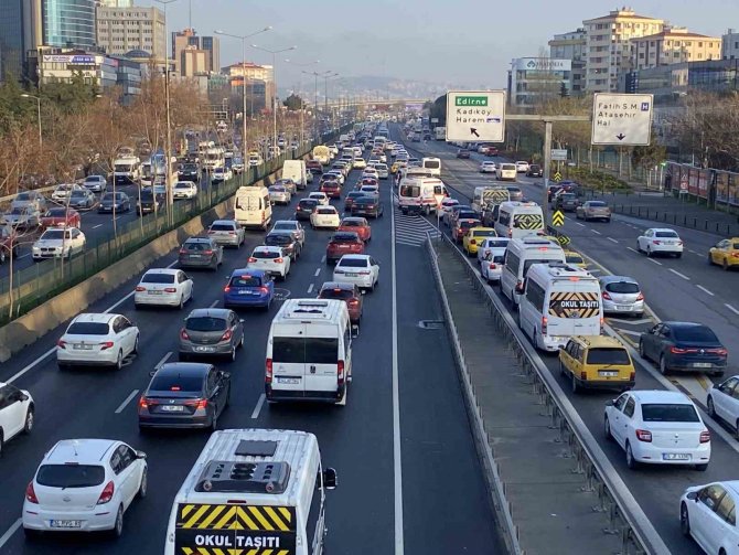 İ̇stanbul’da Haftanın İlk İş Gününde Trafik Yoğunluğu Yaşandı