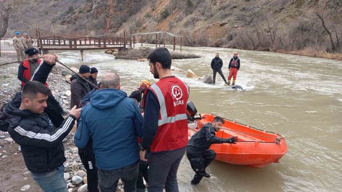 Tunceli’de Çaya Uçan Araçtaki İkinci Kişinin De Cansız Bedenine Ulaşıldı