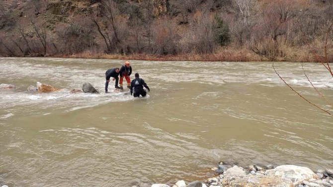 Tunceli’de Çaya Uçan Araçtaki İkinci Kişinin De Cansız Bedenine Ulaşıldı