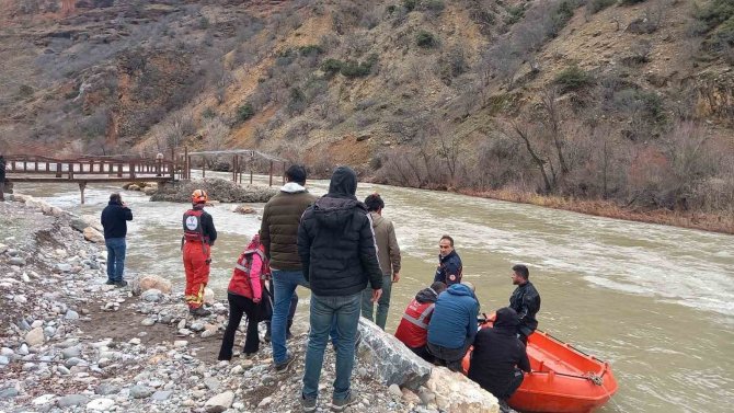 Tunceli’de Çaya Uçan Araçtaki İkinci Kişinin De Cansız Bedenine Ulaşıldı