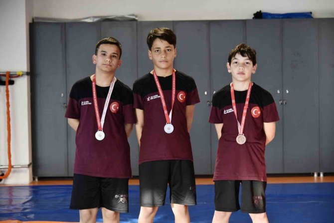 Aliağalı Güreşçilerden 14 Madalya Birden