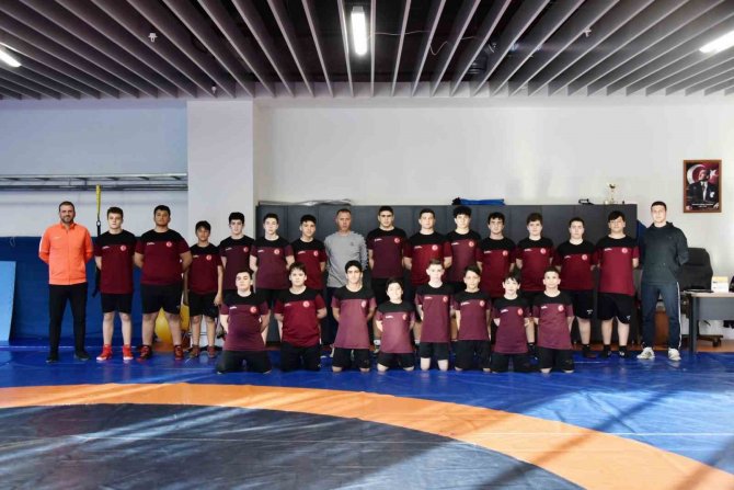 Aliağalı Güreşçilerden 14 Madalya Birden