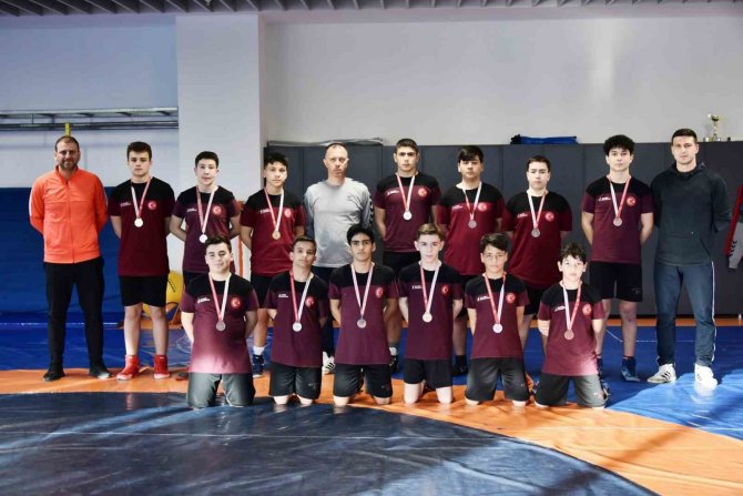 Aliağalı Güreşçilerden 14 Madalya Birden