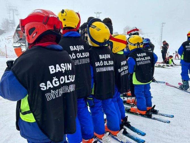 Minik Kayak Severler Depremde Hayatını Kaybedenleri Yarışarak Andı