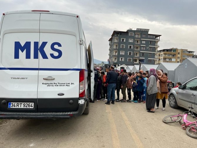Duygulandıran Mektuplar Oyuncaklarla Birlikte Deprem Bölgesinde