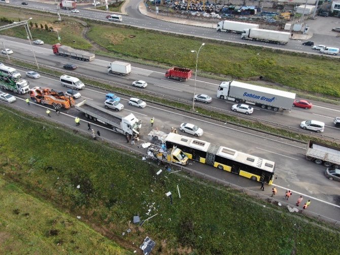 Tuzla Tem Otoyolunda Tır, Arıza Yapan İ̇ett Otobüsü Ve Yol Bakım Aracına Çarptı: 2 Ölü
