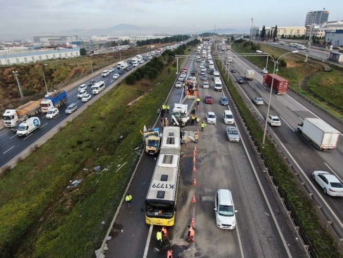 Tuzla Tem Otoyolunda Tır, Arıza Yapan İ̇ett Otobüsü Ve Yol Bakım Aracına Çarptı: 2 Ölü