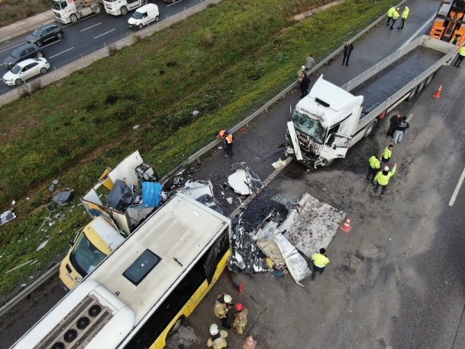 Tuzla Tem Otoyolunda Tır, Arıza Yapan İ̇ett Otobüsü Ve Yol Bakım Aracına Çarptı: 2 Ölü
