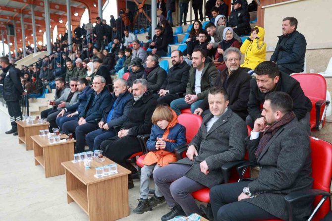 Depremzedeler İçin Cirit Gösterisi Düzenlendi