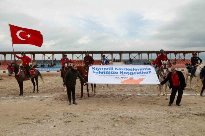 Depremzedeler İçin Cirit Gösterisi Düzenlendi