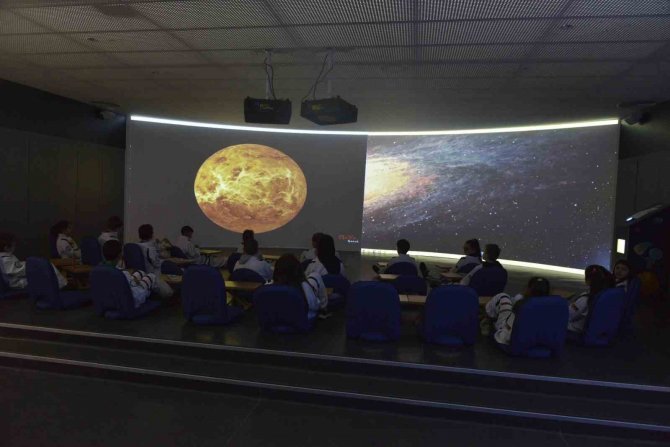 Yıldırımlı Çocuklar Uzay Yolculuğunda