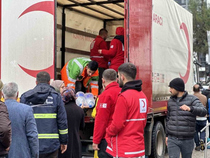 Adıyaman’da Her Gün 50 Ton İçme Suyu Dağıtılıyor
